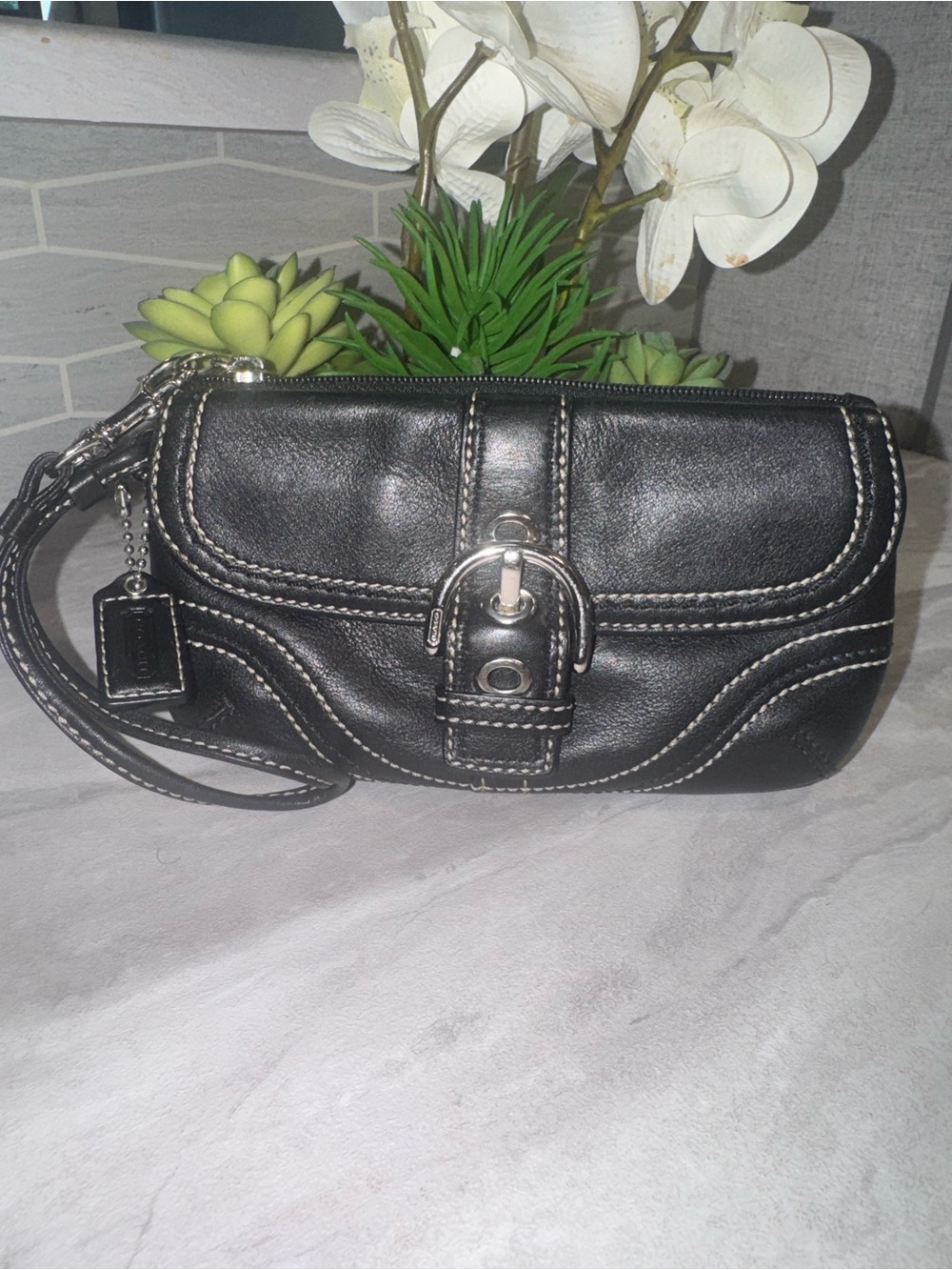 EUC Coach SoHo Black Leather Wristlet Clutch Silver Hardware Contrast Stitching